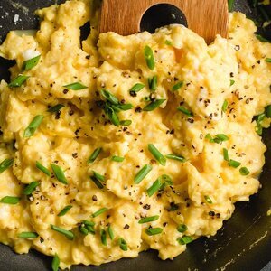 Bobby Flay's Ultimate Hack For Scrambled Egg Perfection - ZergNet