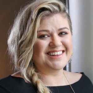Is Kelly Clarkson Pregnant With Twins? - ZergNet