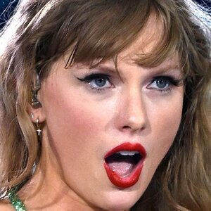 We're Cringing At Taylor Swift's Worst Outfits - ZergNet