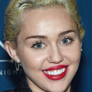 A Closer Look at Miley Cyrus' Gorgeous Engagement Ring - ZergNet