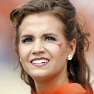 Texas Cheerleaders Go On Weird Cheering Spree - ZergNet